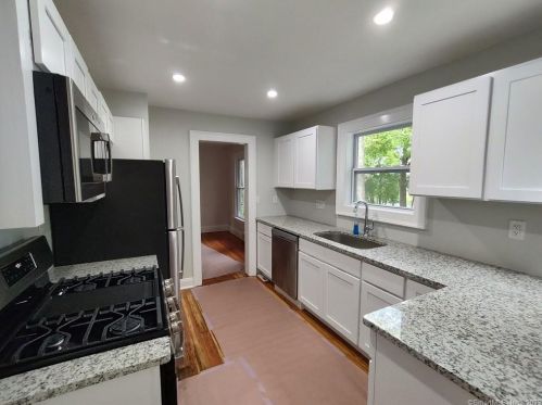 34 Jane St, Huntington CT  06484-6016 exterior