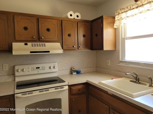102 Sunrise Ct, Lakehurst, NJ 08759-3050
