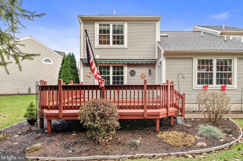 28 Liberty Ct, Carlisle PA  17015-9256 exterior