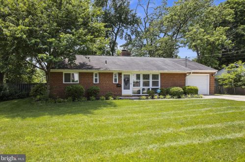7429 Axton St, Springfield, VA 22151-3207