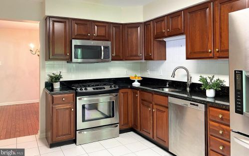 8 Burr Dr, Princeton NJ  08540-1950 exterior