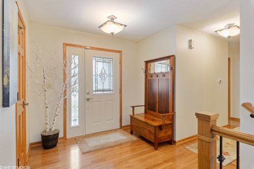 135 Wendy St, Sycamore, IL 60178-1145