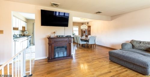 2 Lundy Ter, Kinnelon, NJ 07405-1926