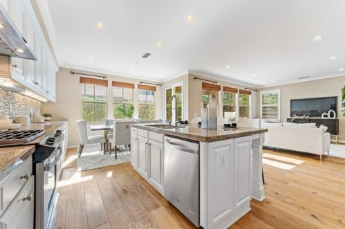 78 Rembrandt, Irvine CA  92620-7314 exterior
