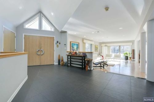 3 Stonegate Rd, Upper Saddle River, NJ 07458-1413