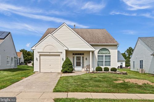 54 Cottage Ln, Columbus, NJ 08022-1103