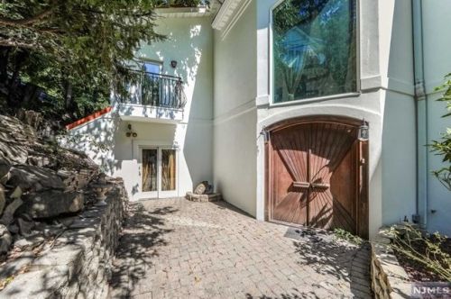 4 Old Wood Rd, Edgewater, NJ 07020-1212