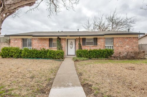 2130 Crosby Rd, Carrollton TX  75006-7601 exterior