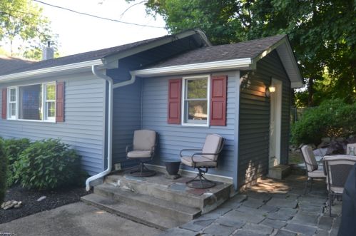 16 Lawrence Ave, Hopatcong, NJ 07843-1316