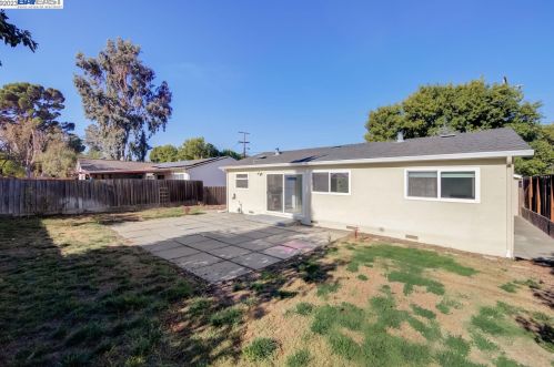 1416 Sunshine Dr, Concord CA  94520-4069 exterior