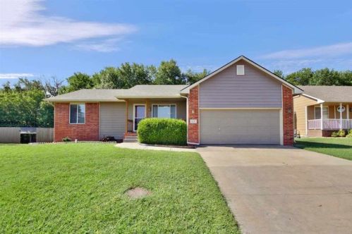 819 Sunset Cir, Andover, KS 67002-7901