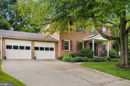 6654 Old Blacksmith Dr, Springfield VA  22015-4137 exterior