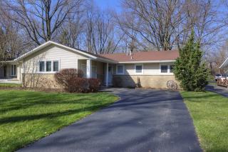 1402 Dunstan Rd, Geneva, IL 60134-3220
