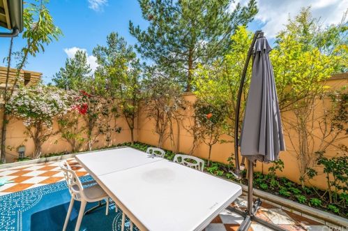 54 Rembrandt, Irvine CA  92620-7314 exterior
