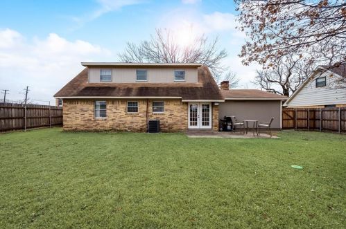 1827 Crosby Rd, Carrollton TX 75006-7350 exterior