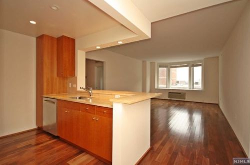3109 City Pl, Edgewater NJ  07020-3148 exterior