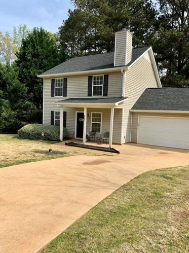 9202 Sterling Lakes Dr, Porterdale, GA 30014-3760