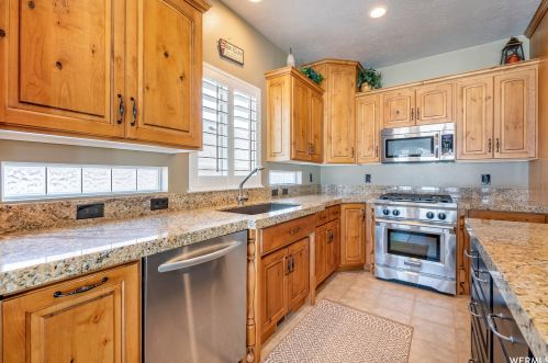 1238 Bateman Pt Dr, Taylorsville UT 84084-2590 exterior