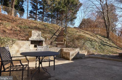 221 Dl Dr, Silver Spring MD 20910-1501 exterior