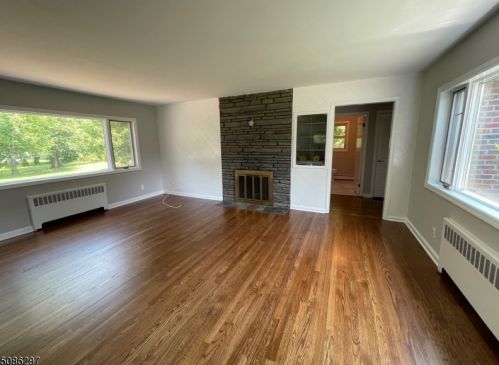 1752 Valley Rd, Millington, NJ 07946-1606