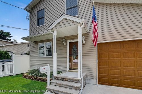 4 Sycamore Ave, Middletown, NJ 07748-6001
