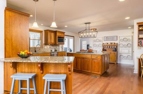 2390 Castle Ln, Marietta, GA 30062-5205