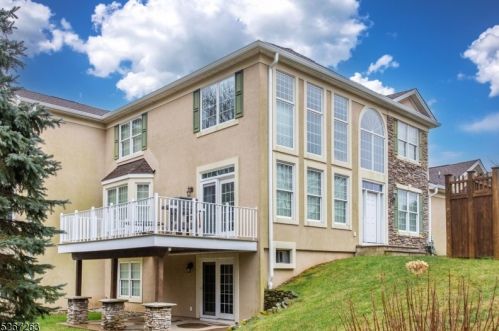 4 Brown Ct, Chester, NJ 07930-2481