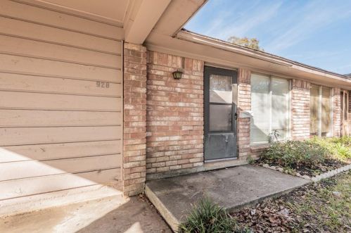 928 Cable St, Conroe TX  77301-2211 exterior