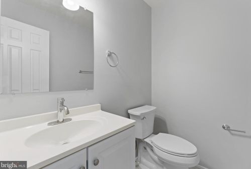 5835 Oakland Park Dr, Springfield VA  22015-2438 exterior