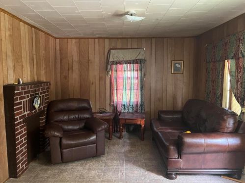226 Hickory St, Meeting Street, SC 29824-1038