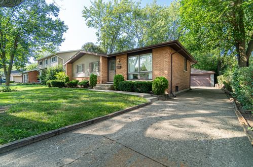 1002 Barberry Ln, Mount Prospect, IL 60056-1306