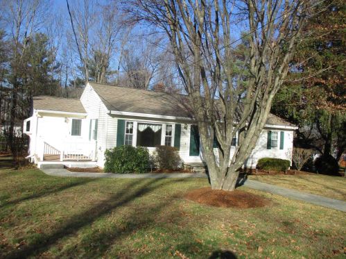 4 Dauntless Ln, Plaistow, NH 03865-2303
