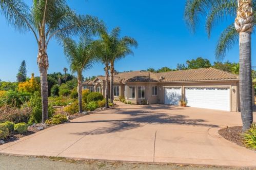 2021 Pleasant Heights Dr, Vista CA  92084-2844 exterior