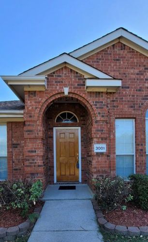 3001 Creek Meadow Ln, Garland TX  75040-2898 exterior