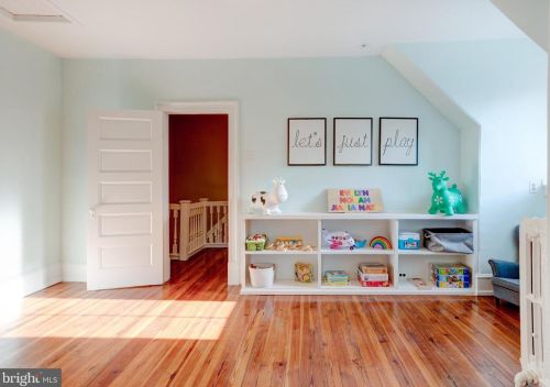 301 Gravers Ln, Philadelphia PA 19118-2802 exterior