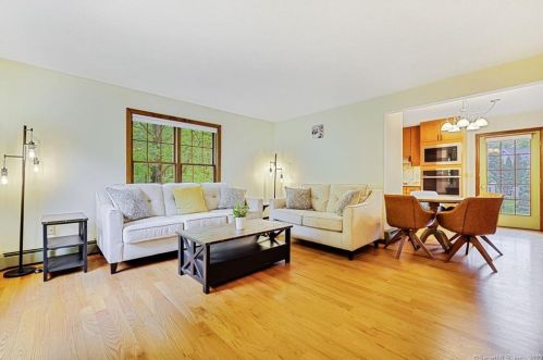 40 Daisy Ln, Wapping, CT 06074-2727
