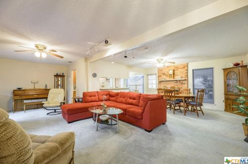 154 Middletowne Rd, Seguin, TX 78155-4014