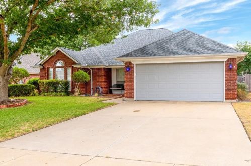 1035 Roundrock Dr, Fort Worth, TX 76179-3447
