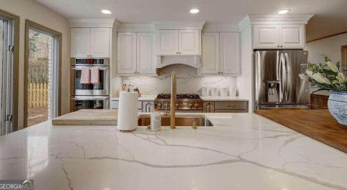 400 Breakwater Rdg, Atlanta GA  30328-1808 exterior