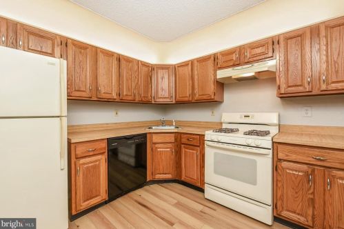 6 Voscek Ct, Trenton NJ 08648-2648 exterior