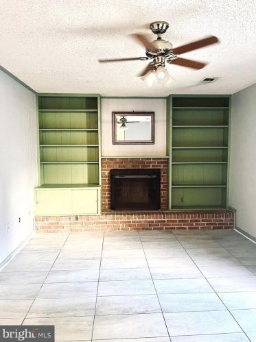 5076 Queens Wood Dr, Springfield VA  22015-1530 exterior