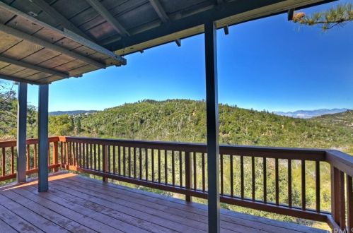 1582 Edge Cliff Dr, Lake Arrowhead, CA 92352-9701