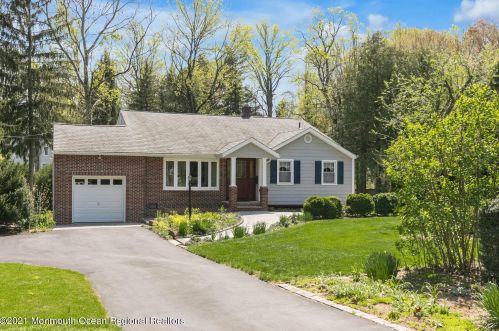 4 Knapp Cir, Middletown, NJ 07748-2711