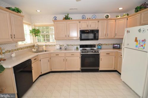 32 Candlelight Cir, Columbus, NJ 08022-1001