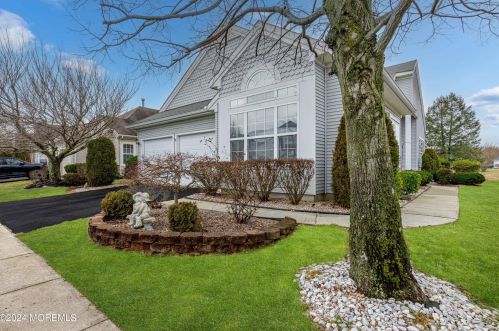 32 Isabella Dr, Lakehurst, NJ 08759-6038