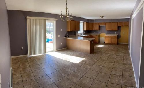 8 Cartridge Trl, Gales Ferry, CT 06339-1803