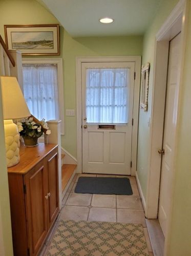3 Ledge Rd, Middletown, RI 02840-4236