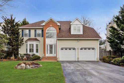 31 Heritage Dr, Red Bank, NJ 07702