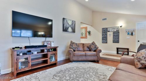 5474 Geoffrey Ave, Simi Valley CA  93063-4123 exterior