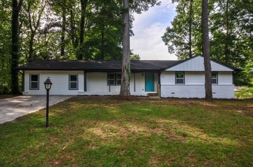 1961 Oak Leaf Ct, Marietta, GA 30008-5638